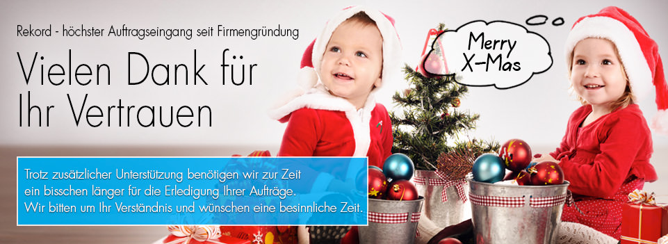 Kinder mit Weihnachtsmützen