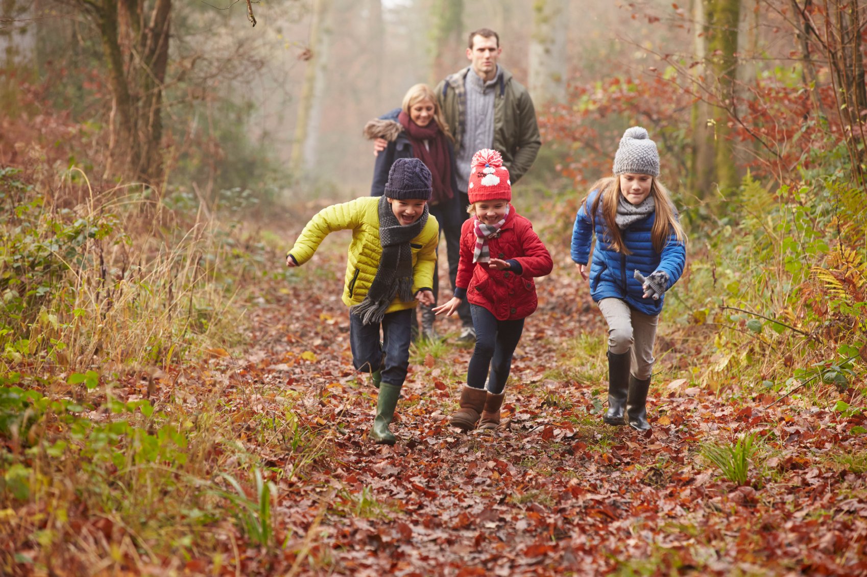 Familie beim Waldspaziergang