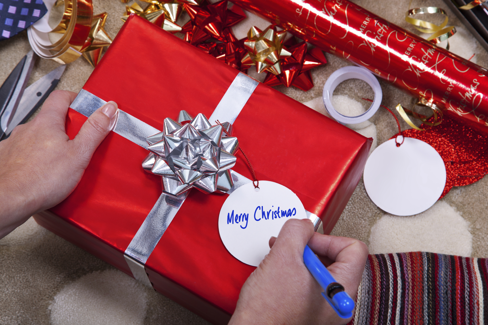 Weihnachtspräsent mit Geschenkpapier in rot